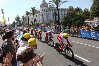 Pour le départ, les coureurs s'élancent par équipe, de quelle belle ville de France partent-ils ?