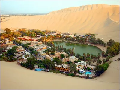 Ce village de 89 habitants est construit autour d'un petit lac. L'oasis est devenue un lieu de villégiature. On peut s'y adonner au sandboard, au pédalo ou admirer le sublime paysage : c'est une merveille géographique. La nuit tombée, l'oasis illuminée est encore plus magique.
Trouvez le nom de cet éden qui prouve qu'il n'y a pas que Machu Picchu dans ce pays.