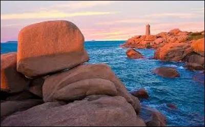 La côte de Granit Rose correspond à une partie du littoral des Côtes-d'Armor.