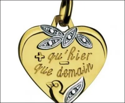 Cette médaille, bien vendue pour la Saint-Valentin, est inspirée d'un poème, dont vous allez retrouver les vers :