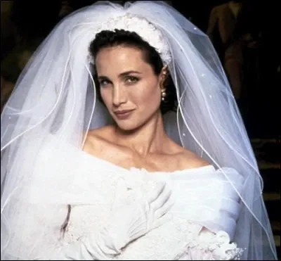 Quel acteur tombe amoureux d'Andie Mac Dowell rencontrée lors d'un mariage dans le film "Quatre mariages et un enterrement" ?