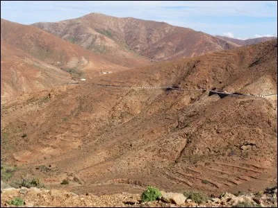 Fuerteventura. Le village de Betancuria, fondé en 1404, fut la toute première capitale de l'île et de tout l'archipel des Canaries. Il fut ainsi nommé en l'honneur de son fondateur, mais qui était-il ?