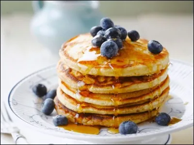 Quel plat de petit déjeuner est généralement recouvert de sirop d'érable ?