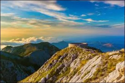 Le "mont Lovćen" est situé dans mon pays.