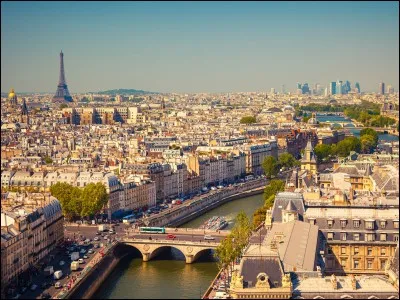 Cette ville abrite la plus belle avenue du monde et de nombreux monuments comme la tour Eiffel ou l'Arc de Triomphe. Son agglomération, ainsi que la ville en elle-même, comptent un peu moins de 10 millions d'habitants. Nous sommes en France et c'est