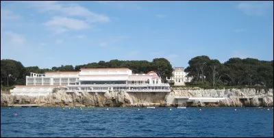 Dans les Alpes-Maritimes, voici l'Hôtel du Cap-Eden Roc. Dans quelle ville se situe-t-il ?