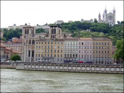 De - 27 à + 297 : Hormis d'être celle des bugnes et des beignes (reçues ou données) aux Eduens, Ambarres ou Allobroges, cette cité est à considérer comme la 1e capitale historique : laquelle ?