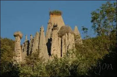 Dans quel département de la région Provence-Alpes-Côte d'Azur se trouvent ces demoiselles coiffées ?