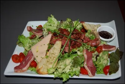 On jette un il sur la table des voisins, et on lit la carte ! À quoi leur salade peut-elle bien correspondre ?