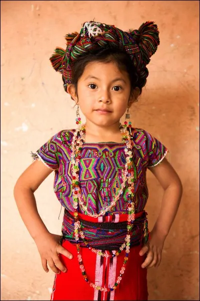 Grâce à leurs montagnes, peu accessibles, ces habitants, ont conservé leur culture traditionnelle : les garçons seront agriculteurs et les filles, tisserandes. Ici elle porte des habits de coutumes.
La photo (et quelques-unes des suivantes) est d'Alexander Khimushin qui ''pense qu'embrasser la diversité culturelle fera du monde un endroit plus tolérant''. 
Cette fillette est membre de quel groupe