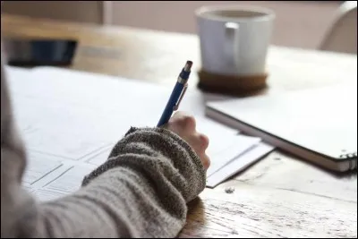 Imagine-toi en cours (si tu as dépassé cette terrible période, bah, relis bien la phrase et arrête de me prendre la tête). Tu es face à ta copie, page 7 de ta dissertation, lorsque ton stylo t'abandonne lâchement.