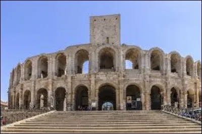 Dans quelle ville peut-on admirer les arènes qui sont sur la photo ?