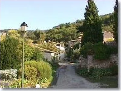 Nous commençons notre balade en région P.A.C.A, à Beaumont-du-Ventoux. Village de l'arrondissement de Carpentras, il se situe dans le département ...