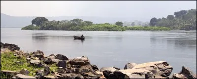 Le lac Victoria, le plus grand d'Afrique, s'étend sur 3 pays. Lesquels ?