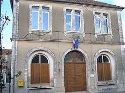 Nous commençons cette nouvelle balade en Nouvelle-Aquitaine, à Anais. Village de l'arrondissement d'Angoulême, il se situe dans le département ...