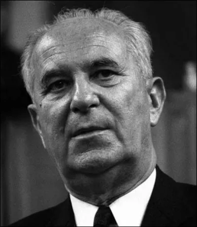 Cet homme politique, socialiste, plusieurs fois ministre en 1950, en 1956 puis en 1981, candidat malheureux à l'élection présidentielle de 1969, c'est ...