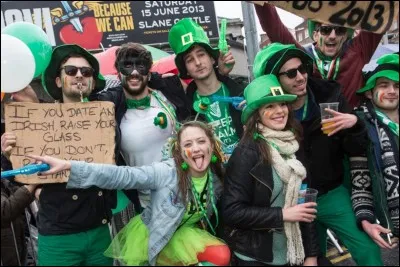 Ce peuple aime s'amuser et se rencontrer dans un pub, faire une blague ou deux, des taquineries ou de mignonnes plaisanteries, rien de bien agressant : on aime rire, la bière et les nouveaux amis. 
D'où viennent ces joyeux fêtards, l'un des plus beaux pays du monde, à l'hospitalité incomparable et aux sourires contagieux ? 
n.b. Rédigé 17/03/19, fête de la Saint-Patrick, saint patron du pays.