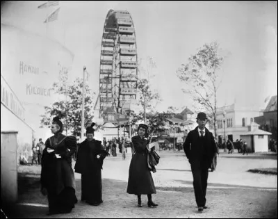 En 1889, Paris avait eu la tour Eiffel : le défi était de taille. Elle fut l'une des merveilles à Chicago. Haute de 80 m, l'oeuvre était de G. Ferris, constructeur à Pittsburgh. Cette attraction était faite d'un cercle à la verticale ainsi que de 36 nacelles attachées à la jante où montaient 60 pax par nacelle.
Nommez ce manège innovateur, qui avec ses 2 moteurs à vapeur, prenait 10 min/tour ?