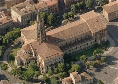 Nous partons de Saint Sernin : cette grande église romane fait suite à une première église bâtie du IVe siècle pour abriter les reliques de saint Saturnin, martyrisé en 250. Dans quelle ville sommes nous ?