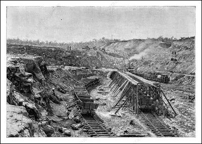 Photo de 1890 ~ On creuse les 77 km de cette route océanique reliant le golfe de Panama dans le Pacifique, à la mer des Caraïbes dans l'Atlantique. Ces travaux permettront de réduire les 22 500 km à 9 500 km sur la route maritime entre New York et San Francisco.
Quel fut le signal du début des travaux, accord dont la relation tendue entre les États-Unis et la Colombie a facilité la signature ?