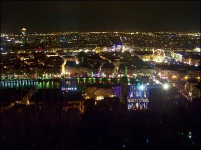 Quelle ville française est célèbre pour sa Fête des Lumières en décembre ?