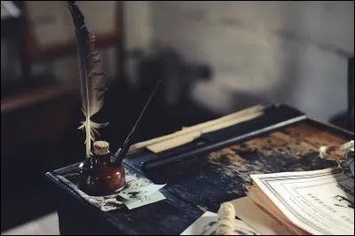 À l'école, tu dois rendre un devoir barbant pour ton professeur de divination.