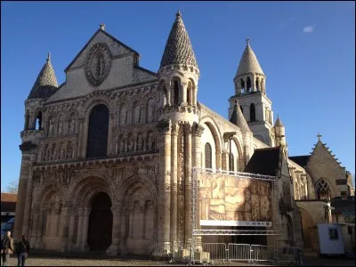 Notre première étape est Notre-Dame-la-Grande, collégiale romane remarquable pour sa façade sculptée et son intérieur peint. Nous sommes à ...