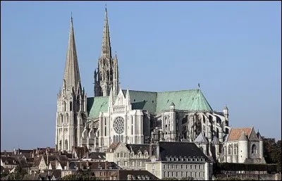 Cette cathédrale gothique du 12e siècle est un lieu de pèlerinage connu pour son énorme vitrail. Où est-elle ?