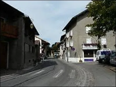 Notre balade du week-end commence en Auvergne-Rhône-Alpes, à Champanges. Commune du Chablais français, dans le pays de Gavot, elle se situe dans le département ...