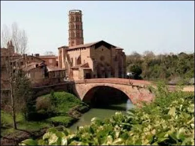 La Via Garona fait le lien entre deux chemins jacquaires, la voie d'Arles (GR653) et celle du Piémont (GR78). Elle passe par cette petite ville qui possède un clocher qui est la copie de celui de St Sernin à Toulouse. Quel est ce bourg ?