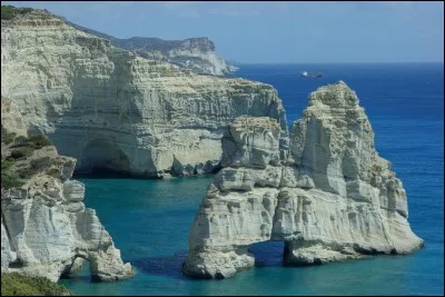 C'est sur l'île de Milos que vous découvrirez la calanque de Tsigrado, en...