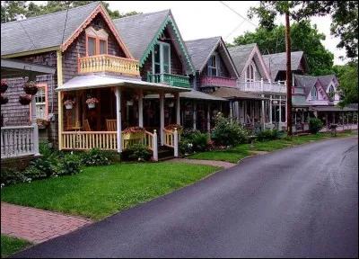 Vous trouverez ces maisons dans une île de vacanciers. Nommées, pain d'épices, d'après la tradition des friandises de Noël, elles semblent provenir d'un livre de contes. Elles ont été faites en bois à la fin du XIXe siècle. Depuis, elles ont été qualifiées de « gothiques du charpentier » en raison de leur décoration ornée.
Trouvez où est situé ''le lieu le plus pittoresque de la planète''.