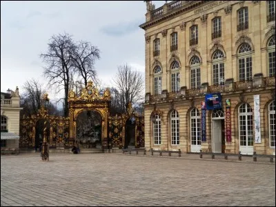 Cette place est certainement l'une des plus élégantes et des plus remarquables de France sur le plan architectural. Dans quelle ville sommes-nous ?