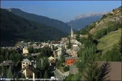 Notre balade dominicale commence dans le Queyras, à Aiguilles. Commune de l'arrondissement de Briançon, elle se situe dans le département ..