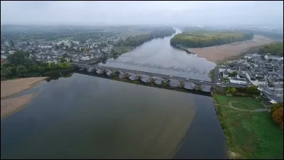 Cette ville de 12 000 habitants en bordure de la Loire, dans l'agglomération d'Angers, c'est ...