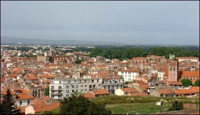 À quelle latitude se trouve la ville catalane de Perpignan ?