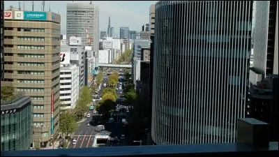 Située au fond de la baie d'Isé, cette grande ville de 2,2 millions d'habitants et 9 millions dans son agglomération est l'un des premiers ports du Japon :