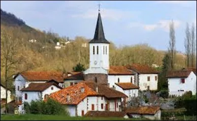 Cette balade dominicale commence dans le pays Basque, à Ascarat. Village de la vallée des Aldudes, il se situe dans le département ...