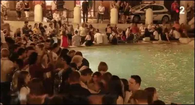 Fontaine de Trévi, Rome, 23 h 30 > Dès l'aube, le fond en sera dragué pour récupérer quelques 5 000 . Seulement une personne sur 6 y a jeté 5 cents : combien y avait-il de touristes hier ?