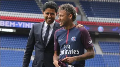 Qui est la personne représentée sur cette photo à côté de Neymar Jr. ?