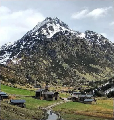 Les paysages de cette petite principauté ne connaissent point de chef de gare ayant des problèmes de couple. C'est ... (Complétez !)