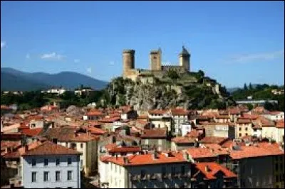 Dans quel département français se trouve la ville de Foix ?