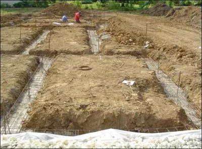 On l'appelle aussi le salage, c'est la base sur laquelle la charpente de la maison est assemble, elles sont habituellement faites de bton.