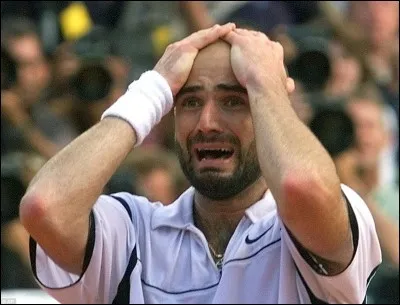 1999 : L'Américain André Agassi remonte un handicap de 2 sets à 0 pour s'imposer pour la toute première fois à Roland-Garros. 
Qui était son adversaire en finale ?