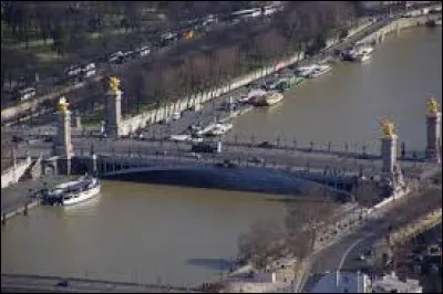 Notre-Dame-de Paris a été construite à partir de 1163. Qui en a posé la première pierre ?