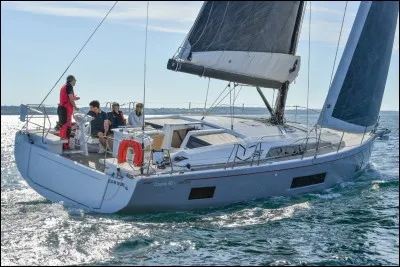 Quelle navigatrice était surnommée "La petite fiancée de l'Atlantique" ?