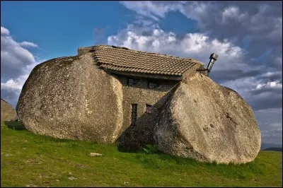 Non, cette maison n'est pas un abri d'elfes ou de lutins. Située au sommet d'une montagne près de la ville de Fafe, elle est faite de quatre gros rochers, le logement est à l'intérieur : les escaliers sont en bois et les fenêtres en verre.
Où trouve-t-on cette Casa Do Penedo, qui sert aujourd'hui de musée régional ?