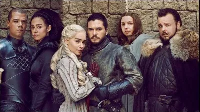 Au début de la série, quelles familles sont alliées aux Stark ?