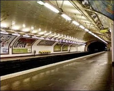 Station de la ligne 12, ouverte le 30 janvier 1913, la station ''Abbesses'' doit son nom à la place des Abbesses qui fait référence à une construction datant de Louis VI en 1133-1134. Édifice fermé en 1790, vendu en 1794 et démoli sauf l'église. Quel bâtiment était accolé à ce lieu de culte ?