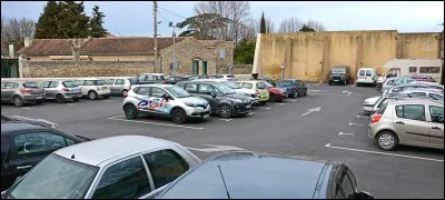 Avant de pénétrer au sein de la caserne, il est nécessaire pour les militaires de franchir une barrière et de garer leurs véhicules sur ces emplacements. Ce sont des places de...